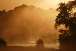 Der Sonnenaufgang leckt den Nebel aus dem Wasser