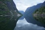 Nachtlicht-Spiegelungen am Sognefjord, Norwegen