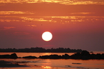 In Italien am Po-Delta, wo der Po ins Meer mündet, geht die Sonne auf