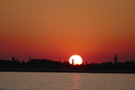 Italien, Die Sonne geht direkt über Venedig unter - gut zu beobachten von gegenüber, Punta Sabbioni