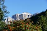 Italien, auf der Großen Dolomitenstr. erkennt man die Jahreszeiten - Gegensätze deutlich