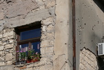 Alt und neu sieht man In Mostar, Bosnien Herzegowina (Einschusslöcher und bewohnte Fenster) 