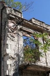 Herzklopfen in Mostar, Bosnien Herzegowina, hier wird man überall an den Krieg 1992-1994 erinnert 