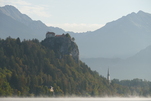 In Bled in Slowenien steigt der Morgennebel hoch