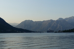 Zum Sonnenuntergang verlässt das Kreuzfahrtschiff Kotor, Montenegro