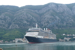 Ein Kreuzfahrtschiff kommt in Kotor, Montenegro an