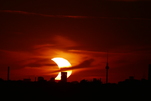 SOFI 12.8.2026, 20.32 Uhr, Ein Hochhaus in Berlin "kreuzt" die SOFI vor´m Sonnenuntergang