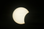 SOFI 12.8.26, um 19.31 Uhr knabbert der Mond weiter an der Sonne