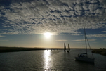 Sonne geht, Wolken gehen, auch die Boote fahren weiter.