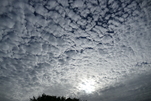 Die Sonne scheint durch den speziellen Wolkenhimmel